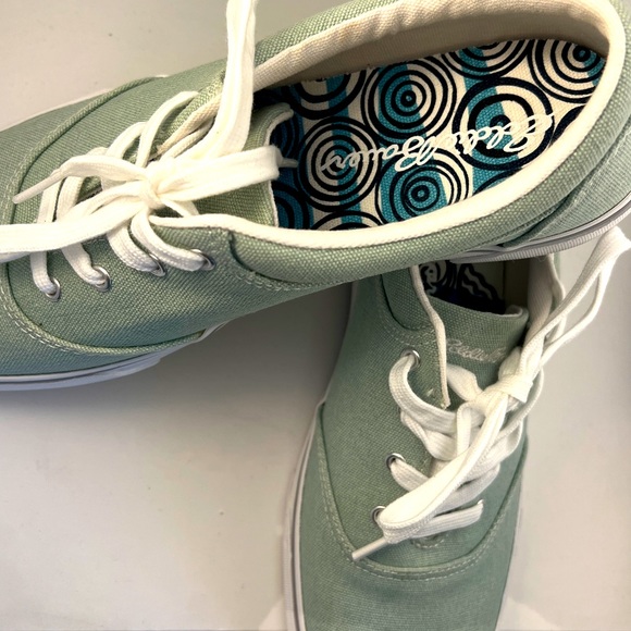 BN W9.5 Eddie Bauer Chatham Celadon Sneakers - Picture 2 of 5